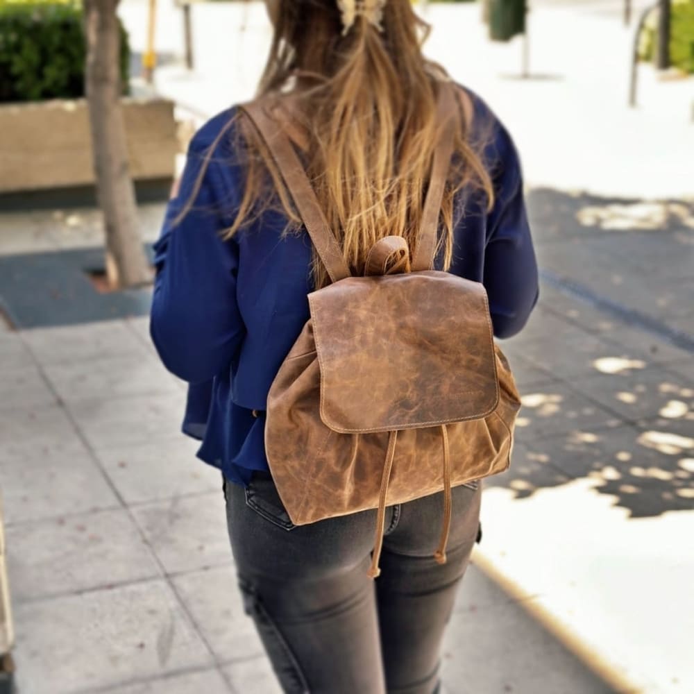 mochila-cuero-mujer-cartera-cuero-cupertino-3.jpg